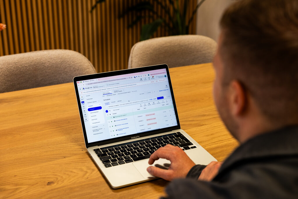 Laptop met Google Ads uitbesteden